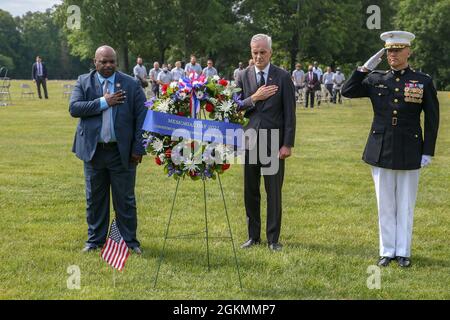 James Sanders, direttore del cimitero nazionale di Quantico, l'onorevole Denis McDonough, segretario del Dipartimento degli Affari dei Veterani, Bentley, Marine Corps Installations National Capital Region-Marine Corps base Quantico Commander, dedica la corona del Memorial Day al Quantico National Cemetery di Triangle, Virginia, 28 maggio 2021. La cerimonia si svolge ogni anno nel fine settimana del Memorial Day per onorare la memoria e il servizio militare dei servitori sepolti lì. Foto Stock