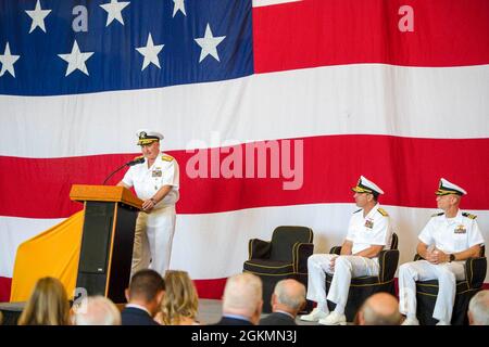 210528-N-IW069-1079 SAN DIEGO (28 maggio 2021) ADM posteriore. Timothy Kott, Comandante, Carrier Strike Group ONE, consegna commenti durante una cerimonia di cambio comando, 28 maggio 2021. Il Carrier Strike Group ONE guida il Carrier Strike Group di Carl Vinson con un team di navi, aerei e più di 60,000 marinai, in grado di svolgere missioni in tutto il mondo. Vinson è attualmente lato molo nel suo homeport di San Diego. Foto Stock