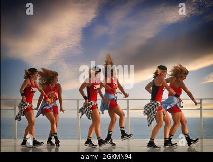 Immagine generata dal computer di due giovani donne che praticano le loro mosse di danza Zumba sulla Torrox Costa Balcon, Provincia di Malaga, Andalusia, Spagna Foto Stock
