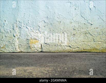 La strada bianca vuota sporca il muro con il piano terra Foto Stock