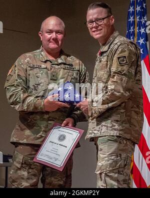 Briga. Il Gen. Bryan Nesvik presenta il Maj. Aaron Neal con premi alla cerimonia di ritiro di Neal presso il Joint Force Readiness Centre di Cheyenne, Wyo., maggio. 28, 2021. Foto Stock