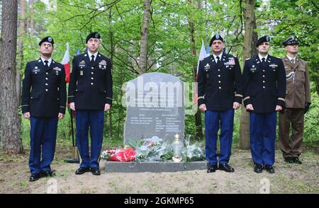 I soldati del cinquantesimo gruppo di sostegno regionale della Guardia della Florida e un rappresentante dell’esercito polacco partecipano alla cerimonia di commemorazione per l’equipaggio del “Forte di Popcorn” vicino a Drawsko Pomorskie, Polonia, il 29 maggio 2021. Il “Popcorn Fort”, un bombardiere americano B-17, si schiantò in questo sito dopo essere stato abbattuto nel 1944 durante la seconda guerra mondiale Sei membri dell'equipaggio sono fuggiti dal crash per diventare prigionieri di guerra, e tre membri dell'equipaggio sono morti. Foto Stock