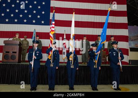 La 51° guardia d'onore dell'ala dei combattenti pubblica i colori durante la 51° cerimonia di cambio di comando del gruppo operativo presso la base aerea di Osan, Repubblica di Corea, 28 maggio 2021. La cerimonia del cambio di comando è profondamente radicata nella tradizione militare che risale al regno di Re Federico di Prussia e che ha continuato ad essere moderna. Foto Stock