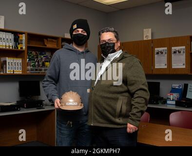 PORT ORCHARD, Washington (28 maggio 2021) – Jeremiah Milliron, Senior, South Kitsap High School (SKHS), si pone con Alexander Pittman a SKHS maggio 28. Il personale di leadership di TRFB ha lavorato con i consulenti di SKHS per identificare tre anziani altamente motivati della scuola superiore che hanno un interesse nel lavoro commerciale e li ha intervistati per un potenziale impiego a TRFB. Foto Stock