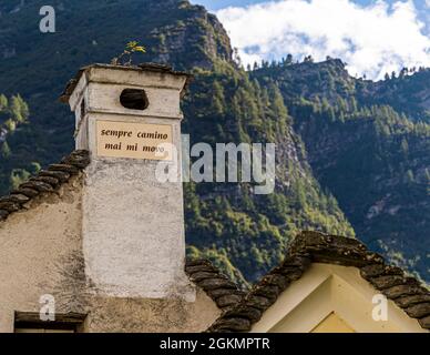 Vista sul villaggio di Bosco Gurin. Il detto sul camino chiede di lasciarlo sempre nello stesso luogo, Circolo della Rovana, Svizzera Foto Stock