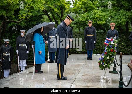 Karen Durham-Aguilera (al centro a sinistra), direttore esecutivo, Cimiteri militari nazionali dell'esercito e Major. Gen. Allan M. Pepin (al centro a destra), comandante generale entrante, quartier generale delle forze congiunte – Regione capitale nazionale / Distretto militare di Washington, Fai una pausa per un momento di silenzio durante una cerimonia di premiazione delle forze Armate Full Honors Wreath-Ploving presso la tomba del presidente John F. Kennedy nel cimitero nazionale di Arlington, Arlington, Virginia, 29 maggio 2021. La cerimonia commemorava il 104° compleanno di Kennedy. Foto Stock