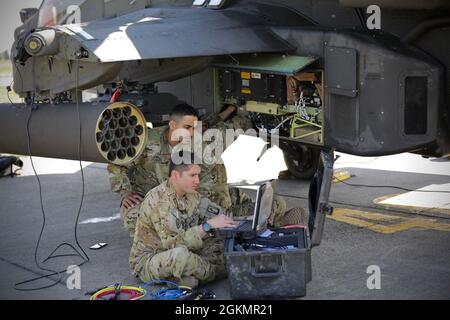 Chief Warrant Officer 3 Sebastian Rivas a Maintenance Test Pilot 152HG assegnato a Bravo Company, PFC. Ovidio Jacques a 15Y assegnato alla società Delta, e SPC. Shakeem Eriachl a 15Y assegnato a Bravo Company 1-3° attacco Battaglione, 12 ° combattimento Aviazione Brigata sono visto lavorando su un AH-64D Apache risoluzione dei problemi MUMT. Foto Stock