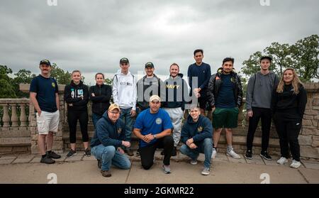210529-N-JH293-1001 ST. LOUIS (29 maggio 2021) Chiefs e futuri marinai del Navy Talent Acquisition Group (NTAG) Mid America posano per una foto di gruppo al Jefferson Barracks National Cemetery durante una cerimonia di commemorazione della bandiera del Memorial Day, 29 maggio 2021. Circa 70 volontari di varie organizzazioni hanno piazzato bandiere statunitensi su 9,680 tombe quel giorno, una tradizione che ha continuato per più di sei decenni durante il fine settimana del Memorial Day a Jefferson Barracks. NTAG Mid America, parte del comando Navy Recruiting, assume la prossima generazione di marinai Navy in tutte le aree che comprendono il Missouri, Kansas, Foto Stock