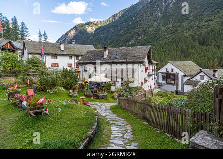 A Bosco Gurin si trova (sullo sfondo) il più piccolo supermercato Coop in Svizzera, Circolo della Rovana, Svizzera Foto Stock