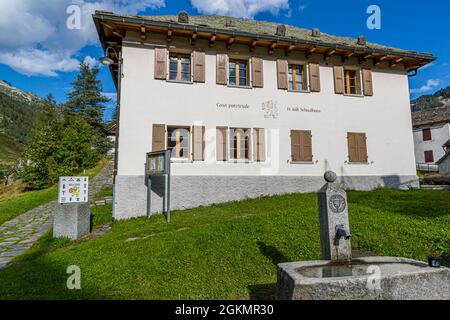 Presso la sala parrocchiale di Bosco Gurin si trova una targa con i 12 simboli delle famiglie locali, Circolo della Rovana, Svizzera Foto Stock