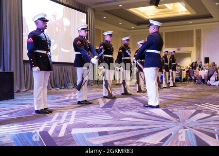 I Marines con il Silent Drill Platoon conducono la loro sequenza di ispezione del fucile durante la “Long Line” al programma di assistenza alla tragedia per il Grande banchetto dei Survivor a Washington D.C., 29 maggio 2021. I RUBINETTI forniscono conforto, cura e risorse a tutti coloro che lenire la morte di una persona cara militare. Foto Stock