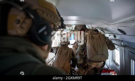 I Black Daggers del comando delle operazioni speciali dell'Esercito degli Stati Uniti, i Golden Knights dell'Esercito degli Stati Uniti e il team del Red Devils Parachute Regiment Display si preparano a saltare fuori da uno Skytruck C-145A durante il Miami Air and Sea Show a Miami Beach, Florida, 28 maggio 2021. La 711a SOS, con sede a Duke Field, Florida, ha supportato il Miami Air and Sea Show utilizzando il C-145 come piattaforma di salto per tre squadre di dimostrazione di prima paracadute. Foto Stock