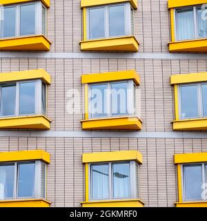 Kingston Londra, Settembre 14 2021, Bright Yellow Architectural Feature Windows in Un moderno condominio senza persone Foto Stock