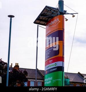 Kingston London, settembre 14 2021, il logo e il cartello di Sainsbury’s Supermarket senza persone Foto Stock