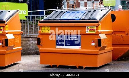 Kingston London, settembre 14 2021, Orange Industrial Waste Collection Container o Bin senza persone Foto Stock