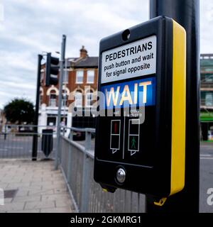 Kingston London, settembre 14 2021, pedone Road Crossing Wait Sign with No People Foto Stock