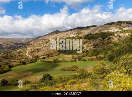 La strada per Castel del Monte medievale, un paese in provincia di l'Aquila nel nord Abruzzo. Foto Stock