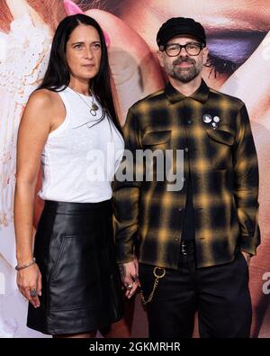 Ospite e Jamie 'Jay' Bakker, figlio dei televangelisti Jim Bakker e Tammy Faye Bakker, partecipano alla prima del film di New York 'The Eyes of Tammy Faye' al SVA Theatre di New York il 14 settembre 2021. (Foto di Gabriele Holtermann/Sipa USA) Credit: Sipa USA/Alamy Live News Foto Stock