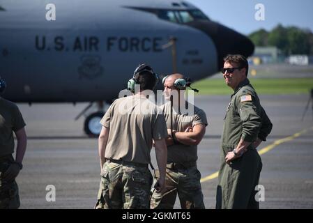 Aeroporto Internazionale di Glasgow Prestwick, Scozia Ohio Air National Guard Airmen dalla 121st Air Refuging Wing, staff Sgt. Jacob Betts e il Lt. Colonel Dave Lohrer, parlano sulla rampa all'aeroporto di Glasgow Prestwick a Prestwick, Scozia, il 30 maggio 2021. I membri della Air National Guard sono in Scozia e forniscono il supporto per il rifornimento di aria come parte del Foridable Shield at-Sea Demo, un primo esercizio multinazionale del suo genere, che si svolge nella regione dell'Oceano Atlantico settentrionale intorno al Regno Unito e alla Norvegia. Foto Stock