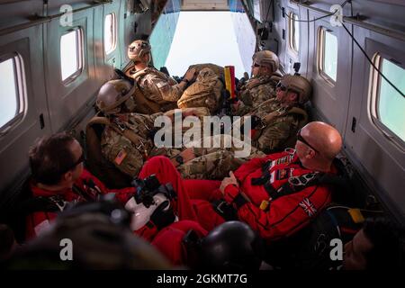 I Black Daggers del comando delle operazioni speciali dell'Esercito degli Stati Uniti, i Golden Knights dell'Esercito degli Stati Uniti e il team di esposizione di Red Devils del paracadute del Regno Unito partecipano al Miami Air and Sea Show a Miami Beach, Florida, 28 maggio 2021. La 919a Special Operations Wing ha supportato il Miami Air and Sea Show utilizzando il C-145 come piattaforma di salto per tutti e tre i team di dimostrazione del paracadute premiere. Foto Stock