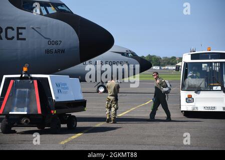 Colonel Dave Lohrer, 121st Air Refeling Wing Ohio Air National Guard, a pochi passi da una US Air Force KC-135 sulla rampa di accesso all'aeroporto di Glasgow Prestwick a Prestwick, Scozia, il 30 maggio 2021. I membri della Guardia Nazionale dell'Ohio Air sono in Scozia e forniscono un supporto per il rifornimento di aria come parte del formidabile Shield AT-Sea Demo, un primo esercizio multinazionale del suo genere che si svolge nella regione dell'Oceano Atlantico settentrionale intorno al Regno Unito e alla Norvegia. Foto Stock