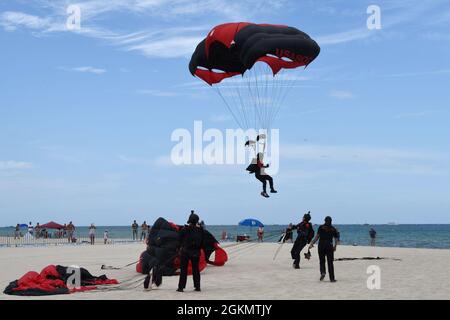 La British Army Red Devils Army Display Team atterra a Miami Beach, Florida, dopo aver paracadutato un C-17 Globemaster III pilotato dal C-17 West Coast Demo Team della Joint base Lewis-McChord, Washington, 30 maggio 2021. Questa dimostrazione di salto in aria e paracadutismo è stata parte del National Salute to Our Heroes Hyundai Air and Sea Show di Miami, che ha avuto oltre 100,000 spettatori in entrambi i giorni dello spettacolo. Foto Stock