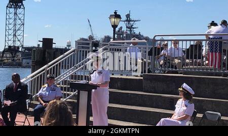 Dianna Wolfson, comandante del cantiere navale di Norfolk, parla durante la 137a Parata annuale del Memorial Day della città di Portsmouth, il 31 maggio. Foto Stock