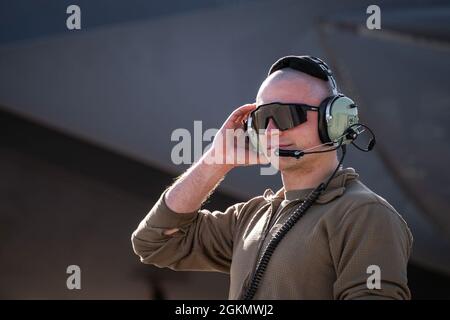 US Air Force Airman 1st Class Tim Crowder assegnato alla 492nd Aircraft Maintenance Unit, si prepara a lanciare il suo velivolo a sostegno del Rage di Poseidon esercizio a Souda Bay, Grecia, 31 maggio 2021. Esercizi come il Rage di Poseidon consentono ad Airmen di dimostrare forza, adattabilità e resilienza per convalidare nuovi modi di distribuire e manovrare le risorse in ambienti contesi. Foto Stock