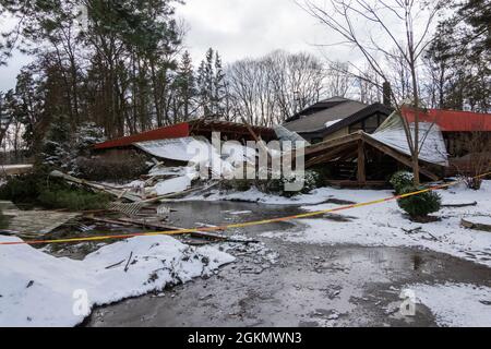 Tetto collassato di un vecchio edificio in legno. Architettura abbandonata, rovine in campagna. Foto Stock