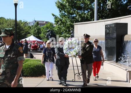 La corona della Gold Star è portata al suo posto d'onore durante la cerimonia del Memorial Day di Huntsville al Memoriale dei Veterani della contea di Huntsville/Madison da parte del destinatario della medaglia d'onore e in pensione Capo Mike Rose e dell'Esercito Materiel comando e Redstone Arsenal Senior Commander Lt. Gen. Donnie Walker. Camminando con loro sono, madri della stella d'oro, da sinistra, Lydia Scott e Annette Hall. Un membro dei giovani Marines accompagna il gruppo. Foto Stock