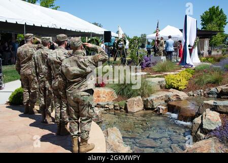 Gli airmen con la Guardia di Stato della California rendono un saluto durante l'inno nazionale alla celebrazione del Memorial Day a Los Gatos, California 31 maggio 2021. Foto Stock