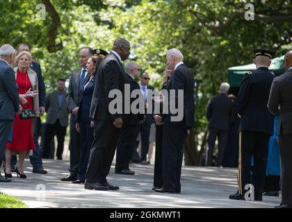 L’onorevole Joe Biden, 46° Presidente degli Stati Uniti, e l’onorevole Lloyd J. Austin III, 28° Segretario della Difesa partecipano alla 153° cerimonia di premiazione delle forze armate presidenziali del 153° giorno del memoriale nazionale per onorare i membri del servizio militare caduti dell’America, il 31 maggio 2021 presso il cimitero nazionale di Arlington. Foto Stock