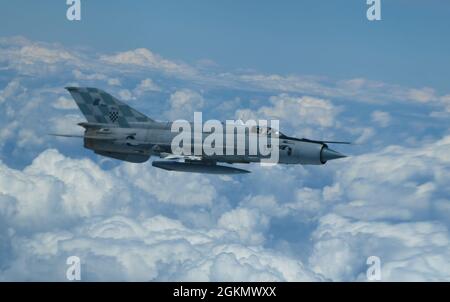 Una forza aerea croata MIG-21 si integra con uno stratofortress B-52H, assegnato alla seconda ala della bomba, la base dell'aeronautica militare di Barksdale, Louisiana, a sostegno della Bomber Task Force Europe 21-3, 31 maggio 2021. Durante la missione di un solo giorno, Allied Sky, tre bomber strategici dell'Aeronautica militare statunitense B-52H Stratofortress insieme ad altri 93 aerei alleati hanno sorvolato tutte le 30 nazioni della NATO in Europa e Nord America. Foto Stock