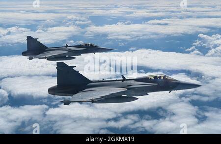 Due Saab JAS-39C Gripens, della Repubblica Ceca, volano accanto a uno stratofortress B-52H, assegnato alla seconda ala della bomba, base dell'aeronautica di Barksdale, Louisiana, a sostegno della Bomber Task Force Europe 21-3, 31 maggio 2021. Durante la missione di un solo giorno, Allied Sky, tre bomber strategici dell'Aeronautica militare statunitense B-52H Stratofortress insieme ad altri 93 aerei alleati hanno sorvolato tutte le 30 nazioni della NATO in Europa e Nord America. Foto Stock