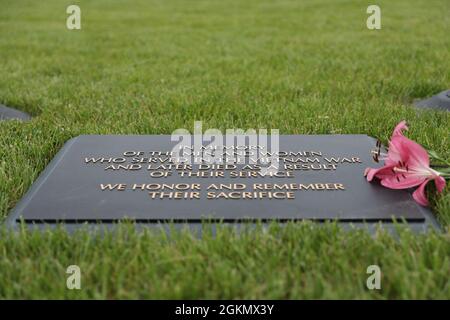 Un cartello ricorda i servicembers che sono morti a seguito del loro servizio durante la guerra del Vietnam al Muro che guarisce ospitato dal National Veterans Memorial Museum a Columbus, Ohio, 29 maggio 2021. Il memoriale riconosce quelle effettuate da esposizione di Orange dell'agente, PTSD, suicidio, cancro e altre cause che portano alla perdita della vita dopo il ritorno a casa. Foto Stock