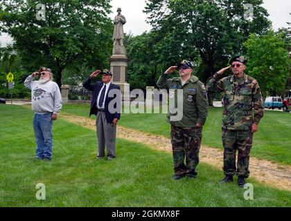 210531-N-ME396-1646 NORWICH, Conn. (31 maggio 2021) i veterani militari degli Stati Uniti salutano come “rubinetti” al termine di una cerimonia di posa della corona che si svolge dopo la sfilata annuale del Memorial Day di Norwich. L'evento ha visto la partecipazione di soccorritori, membri di servizio e veterani, nonché di club sociali e civili locali per onorare le truppe cadute in America. Foto Stock