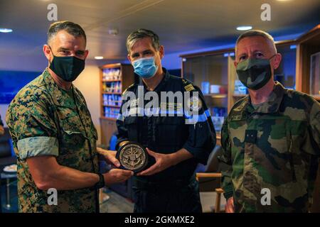 Francis Donovan, il comandante generale della 2d Marine Division, pone per una foto il capitano Nicolas Rossignol, il comandante della compagnia aerea anfibia Dixmude e Briga. Gen. Jean-Christophe Béchon, il comandante generale della 6a Brigata Armored luce, a bordo di PHA Dixmude, 31 maggio 2021. La visita di Donovan in Francia ha incluso impegni con leader chiave per rafforzare le relazioni con le forze armate francesi al fine di perfezionare l’interoperabilità per la futura cooperazione. Foto Stock