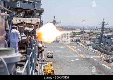 210531-N-AO823-1107 SAN DIEGO (31 maggio 2021) – un MK 11 saluta montagna è sparato durante un 21-pistola saluto in osservanza del Memorial Day a bordo della nave d'assalto anfibio USS Makin Island (LHD 8). Makin Island è una nave d'assalto anfibio di classe Wasp, con sede a San Diego. Foto Stock