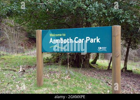 Cartello di benvenuto in legno per il parco auto United Utilities a Armbot a Thirlmere, Lake District National Park, Cumbria, Inghilterra, Regno Unito. Foto Stock