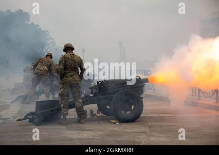 I membri del 278° reggimento di Cavalleria Armored della Guardia Nazionale del Tennessee partecipano alla celebrazione del 225° compleanno del Tennessee, il 1° giugno, a Nashville. I guardiani hanno sparato cannoni per commemorare 225 anni di stato dopo una cerimonia che si è svolta al Bicentennial Mall, nel centro di Nashville. Foto Stock