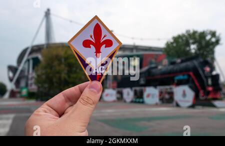 30 agosto 2021, Firenze, Italia. L'emblema della squadra di calcio ACF Fiorentina sullo sfondo dello stadio moderno. Foto Stock