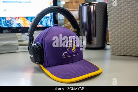 9 settembre 2021 Mosca, Russia. Berretto con logo della squadra di basket Los Angeles Lakers. Foto Stock