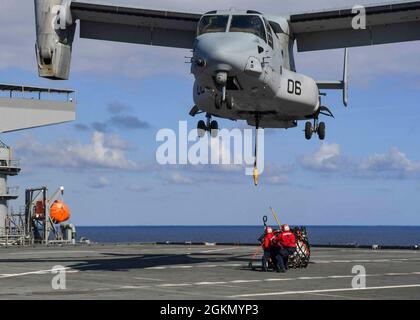 OCEANO ATLANTICO (1 giugno 2021) Aviazione Ordnanceman III Classe Angel Reyessuarez, a sinistra, E Aviation Ordnanceman 1a classe Matthew Watson si preparano a collegare un pallet di addestramento a un MV-22 Osprey assegnato al Marine Medium Tiltrotor Squadron 261 (VMM-261) “Raging Bulls” durante un esercizio di qualificazione di atterraggio ponte (DLQ) a bordo della base del mare di Expeditionary USS Hershel “Woody” Williams (ESB 4) Nell'Oceano Atlantico, 1 giugno 2021. Hershel “Woody” Williams è in fase di dispiegamento programmato nell'area della Sesta flotta degli Stati Uniti di operazioni a sostegno degli interessi e della sicurezza nazionali degli Stati Uniti in Europa e Africa. Foto Stock