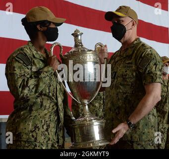 210601-N-IG124-0099 NORFOLK, Va. (1 giugno 2021) il vettore aereo di classe Nimitz USS Harry S. Truman's (CVN 75) Sailor of the Year, Retail Services Specialist 1st Class Kimberly Fleming, di Harlem, New York, riceve la 2020 Blattenberg Cup da ADM. Christopher Grady, comandante, comando delle forze della flotta degli Stati Uniti, per conto dell'equipaggio della USS Harry S. Truman. La Battenberg Cup viene assegnata annualmente alla nave che meglio esemplifica l'eccellenza operativa. Truman è stato riconosciuto per l'eccellenza operativa durante il suo 2020 schieramento negli Stati Uniti 2 °, 5 ° e 6 ° Fleet aree di responsabilità, tra cui Foto Stock