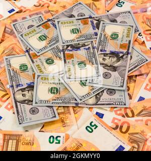 Molti dollari ed euro, struttura di denaro, il vantaggio dell'euro rispetto al dollaro. Foto Stock