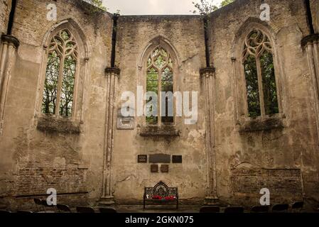 Dettaglio delle finestre nella cappella anglicana al cimitero Nunhead, Londra, Regno Unito Foto Stock