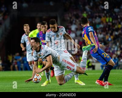 SPAGNA, CALCIO, CHAMPIONS LEAGUE, FC BARCELONA VS FC BAYERN MONACO. FC Bayern Munchen (9) Robert Lewandowski riceve una colpa di (24) Eric Garcia durante la partita di fase del gruppo Champions League tra il FC Barcelona e il FC Bayern Monaco a Camp Nou, Barcellona, Spagna, il 14 settembre 2021. © Joan Gosa 2021 Foto Stock