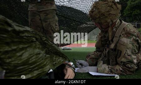 SGT. Steven Levesque, un operatore-manutentore multicanale dei sistemi di trasmissione assegnato alla prima Brigata di segnale tattico del teatro, Eighth Army, recita l'evacuazione medica di 9-Line alla corsia dei compiti del guerriero e dei draghi di battaglia durante la competizione del miglior guerriero del Pacifico dell'esercito degli Stati Uniti 2021 a Camp Casey, Corea del Sud il 3 giugno 2021. USARPAC BWC 2021 è un concorso annuale di una settimana composto da concorrenti provenienti da più unità USARPAC. Quest'anno, a causa di COVID-19, il concorso si svolgerà in tutta l'Indo-Pacific con concorrenti che svolgono eventi fisici presso la propria stazione di casa e p Foto Stock