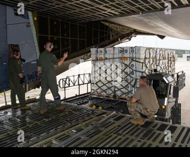 I membri della 30a Aerial Port Squadron, Niagara Falls Air Reserve Station, N.Y. e 433rd Airlift Wing dalla Joint base di San Antonio-Lackland, Texas, caricano le forniture umanitarie donate su una C-5 Galaxy all'Aeroporto Internazionale di Niagara Falls il 2 giugno 2021. Un camion dei vigili del fuoco e forniture umanitarie supplementari sono stati donati da Global Medic da Toronto, Canada e coordinati attraverso il programma di assistenza umanitaria di Denton destinato al Nicaragua. Foto Stock