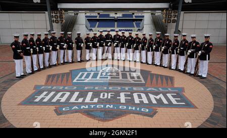 La U.S. Marine Corps Silent Drill Platoon ha tenuto la loro performance finale per Recruiting Station (RS) Cleveland alla Pro Football Hall of Fame di Canton, Ohio, 2 giugno 2021. I Marines hanno fatto un tour della sala della fama e hanno incontrato il CEO, Carl David Baker, dopo il loro viaggio da Detroit a Canton. Foto Stock